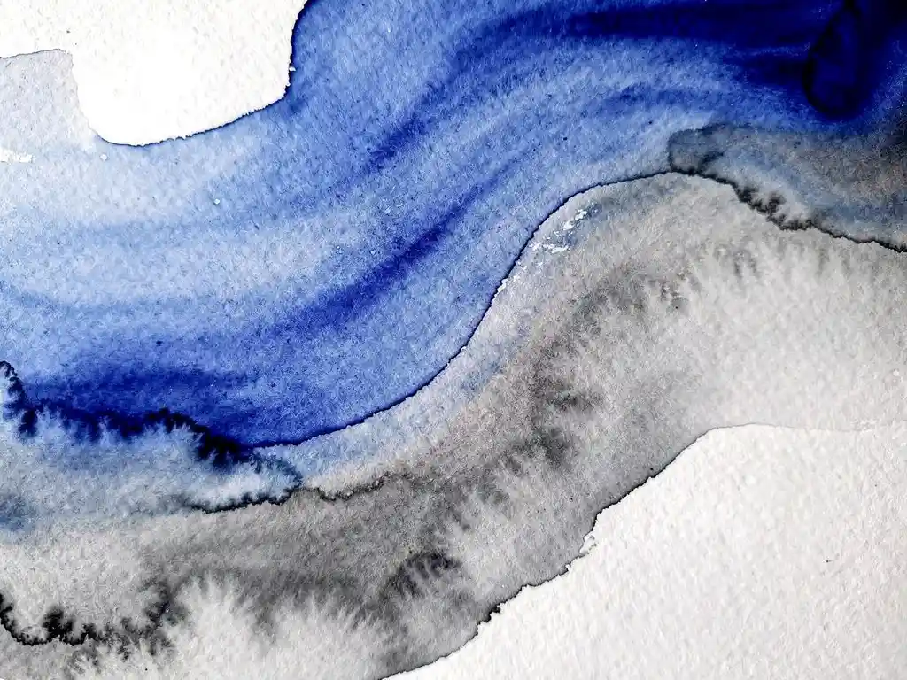 Abstracte aquarel met diepblauwe en grijze kleurovergangen op wit papier met organische verfvloeistoffen