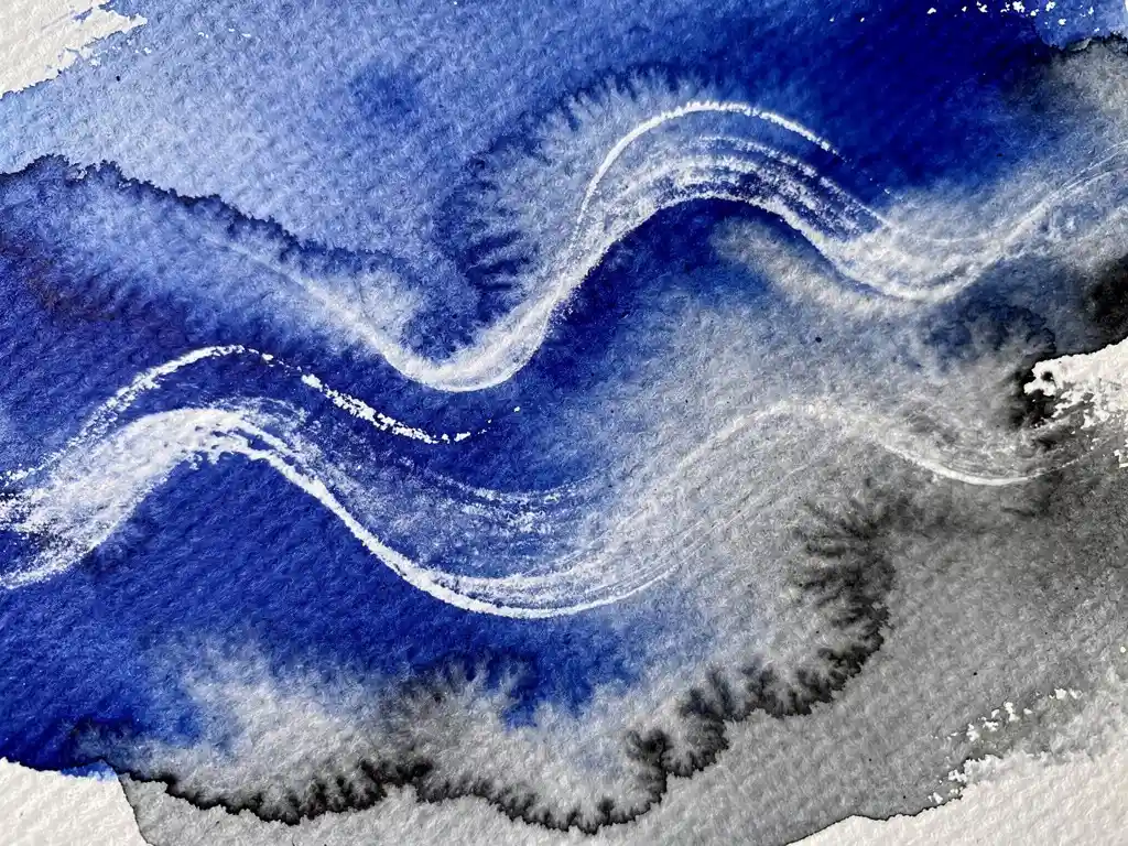 Abstracte aquarel in elektrisch blauw en grijs met witte accenten op gestructureerd papier, bovenaanzicht