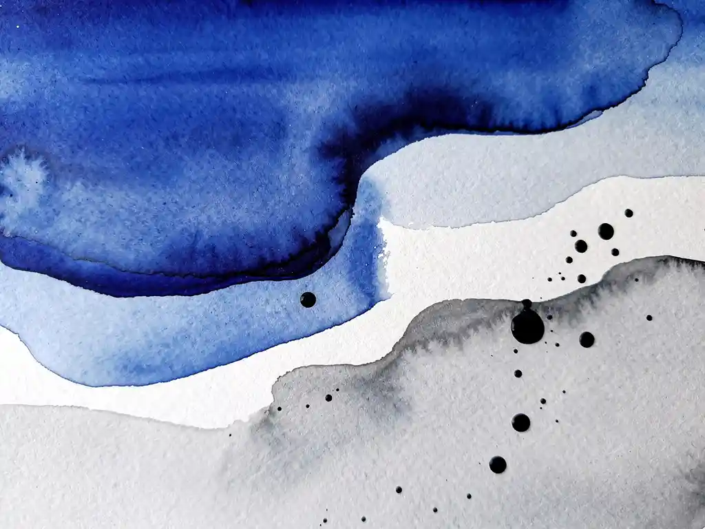 Abstracte aquarel met diepblauwe en grijze tinten die vloeiend overgaan op getextureerd papier met witte ruimtes