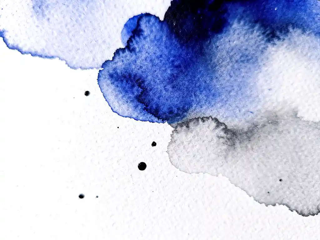 Witte aquarelpapier met vloeiende kobaltblauwe verfwassen die oplossen in grijze tinten en zwarte inktdruppels