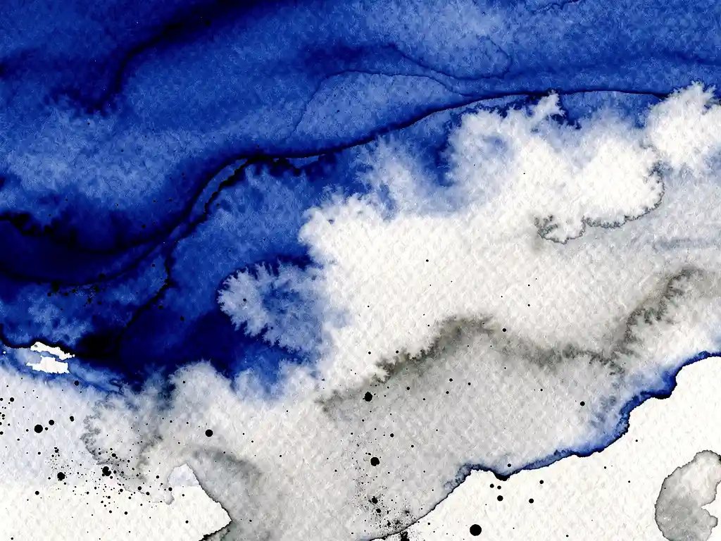 Abstracte blauwe aquarelverf vloeit in witte wolken met grijze tinten op gestructureerd papier